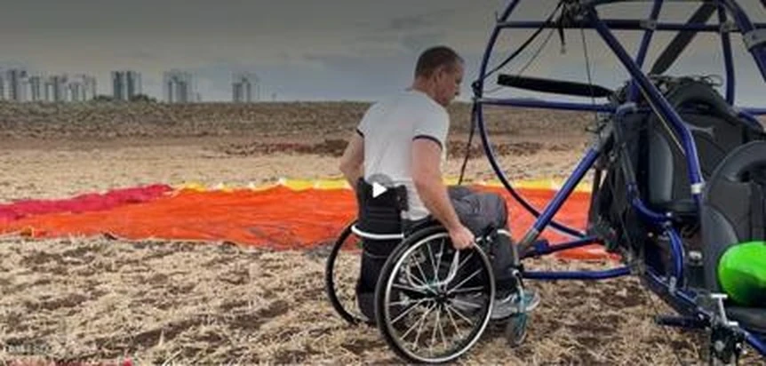 אדם בכיסא גלגלים עולה לבקאי